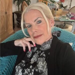 Meet your Posher, Debi